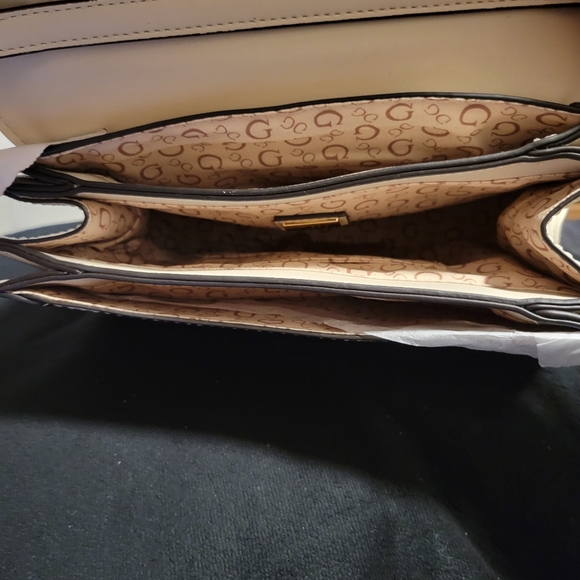 Guess purse - Picture 3 of 5